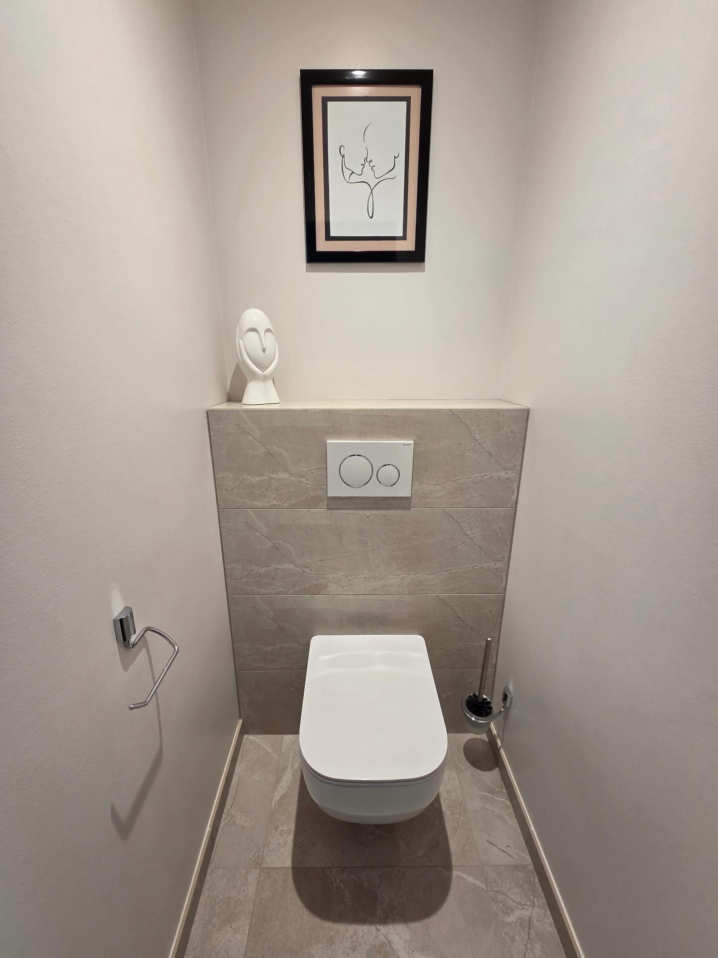 WC suspendu avec carrelage marbre